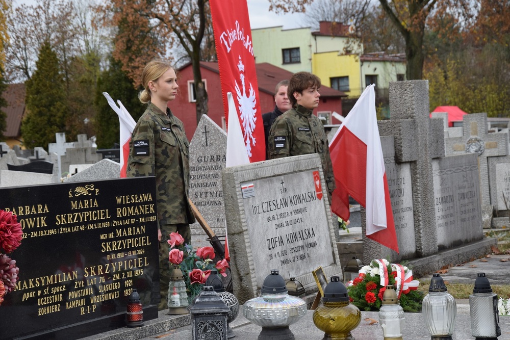 Oznaczenia grobu powstańca śląskiego Czesława Kowalskiego znakiem pamięci „Tobie Polsko”. Fot. Danuta Mikoda/IPN
