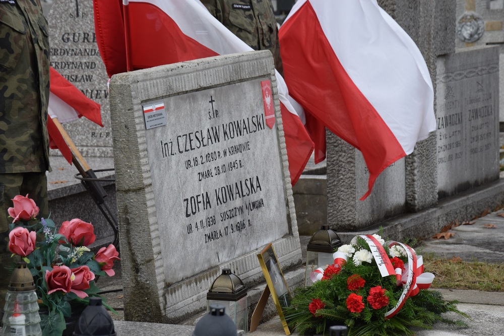 Oznaczenia grobu powstańca śląskiego Czesława Kowalskiego znakiem pamięci „Tobie Polsko”. Fot. Danuta Mikoda/IPN