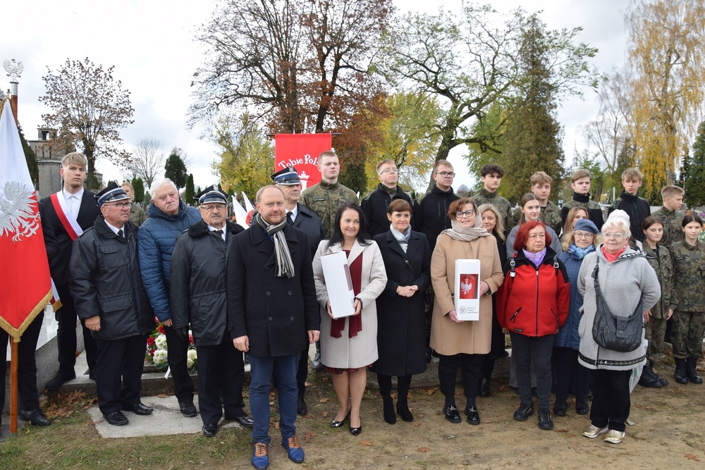 Oznaczenia grobu powstańca śląskiego Czesława Kowalskiego znakiem pamięci „Tobie Polsko”. Fot. Danuta Mikoda/IPN