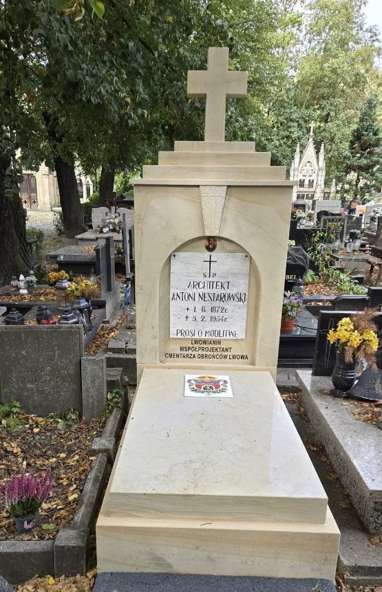 Grób Antoniego Nestarowskiego po remoncie. Fot. Dominik Grabis