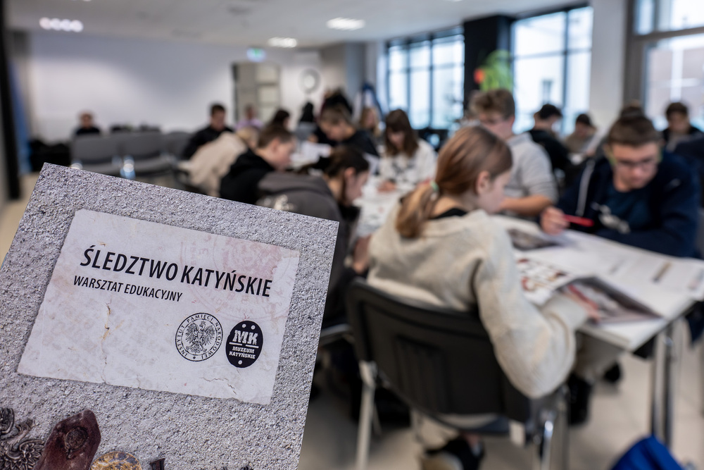 Zajęcia, które uczą pamięci: uczniowie prowadzą „Śledztwo katyńskie”. Fot.: IPN Krzysztof Łojko
