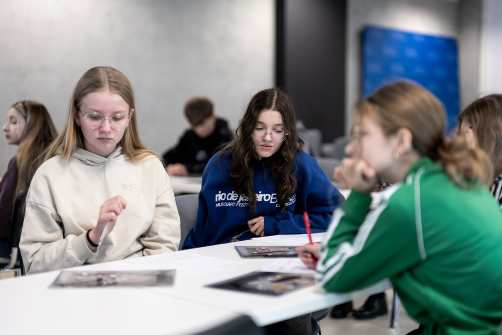 Zajęcia, które uczą pamięci: uczniowie prowadzą „Śledztwo katyńskie”. Fot.: IPN Krzysztof Łojko