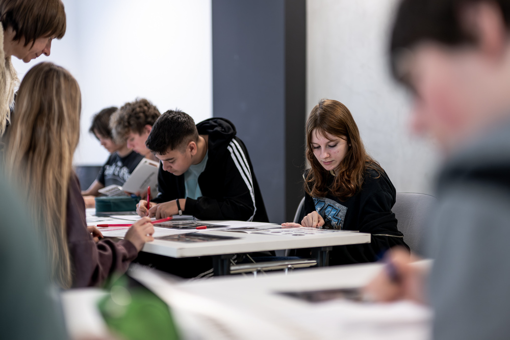 Zajęcia, które uczą pamięci: uczniowie prowadzą „Śledztwo katyńskie”. Fot.: IPN Krzysztof Łojko