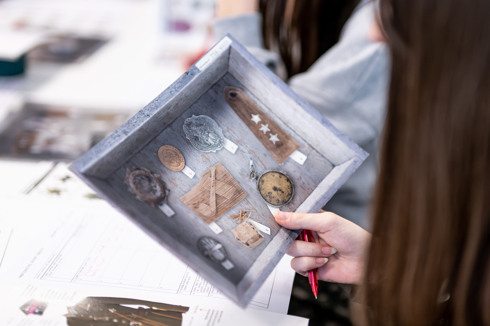 Zajęcia, które uczą pamięci: uczniowie prowadzą „Śledztwo katyńskie”. Fot.: IPN Krzysztof Łojko