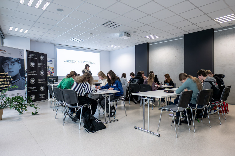 Zajęcia, które uczą pamięci: uczniowie prowadzą „Śledztwo katyńskie”. Fot.: IPN Krzysztof Łojko