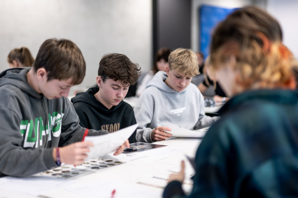 Zajęcia, które uczą pamięci: uczniowie prowadzą „Śledztwo katyńskie”. Fot.: IPN Krzysztof Łojko