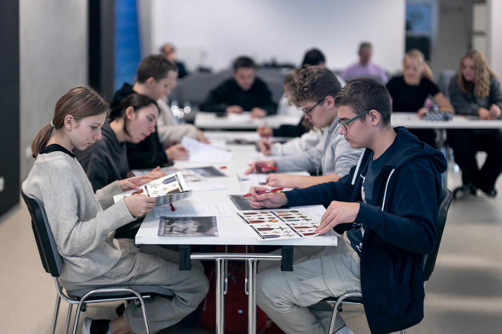 Zajęcia, które uczą pamięci: uczniowie prowadzą „Śledztwo katyńskie”. Fot.: IPN Krzysztof Łojko