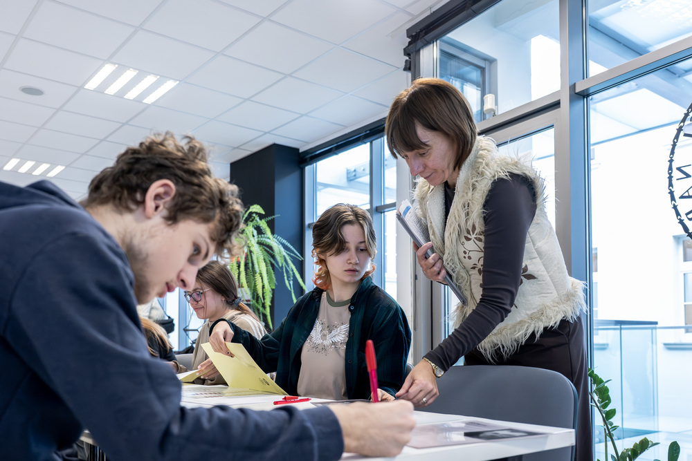 Zajęcia, które uczą pamięci: uczniowie prowadzą „Śledztwo katyńskie”. Fot.: IPN Krzysztof Łojko