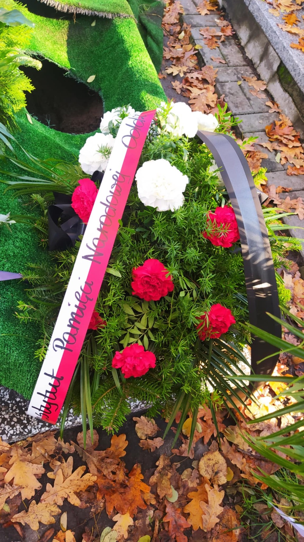 Delegacja katowickiego IPN wzięła udział w ostatnim pożegnaniu zmarłego. Fot. IPN