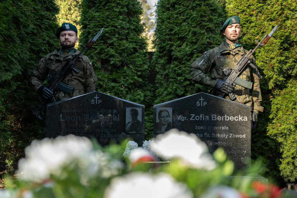 Uroczystość oznaczenia grobu gen. broni Leona Berbeckiego plakietą „Grób Weterana Walk o Wolność i Niepodległość Polski”. Fot.: IPN Krzysztof Łojko