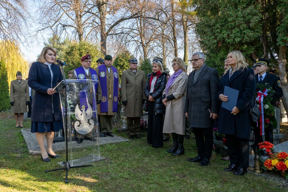 Uroczystość oznaczenia grobu gen. broni Leona Berbeckiego plakietą „Grób Weterana Walk o Wolność i Niepodległość Polski”. Fot.: IPN Krzysztof Łojko