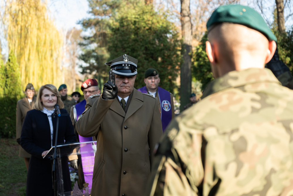 Uroczystość oznaczenia grobu gen. broni Leona Berbeckiego plakietą „Grób Weterana Walk o Wolność i Niepodległość Polski”. Fot.: IPN Krzysztof Łojko