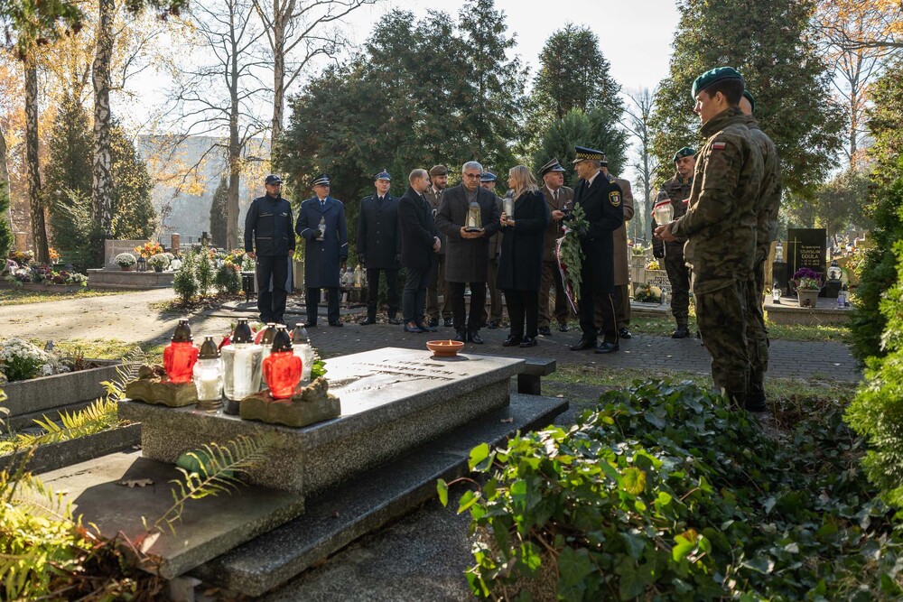 Uroczystość oznaczenia grobu gen. broni Leona Berbeckiego plakietą „Grób Weterana Walk o Wolność i Niepodległość Polski”. Fot.: IPN Krzysztof Łojko