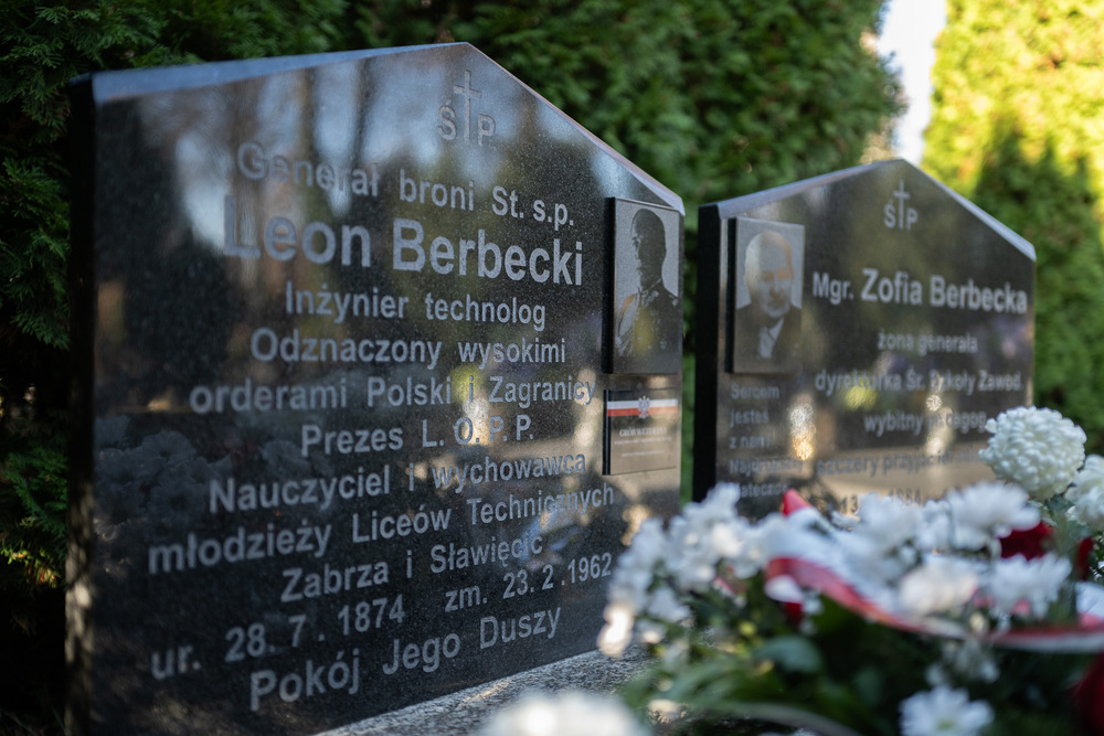 Uroczystość oznaczenia grobu gen. broni Leona Berbeckiego plakietą „Grób Weterana Walk o Wolność i Niepodległość Polski”. Fot.: IPN Krzysztof Łojko