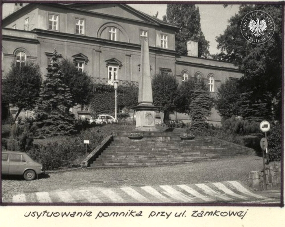 Pomnik w Cieszynie przy ul. Zamkowej, zniszczenia z września 1984 r. (IPN Ka 047/1375)