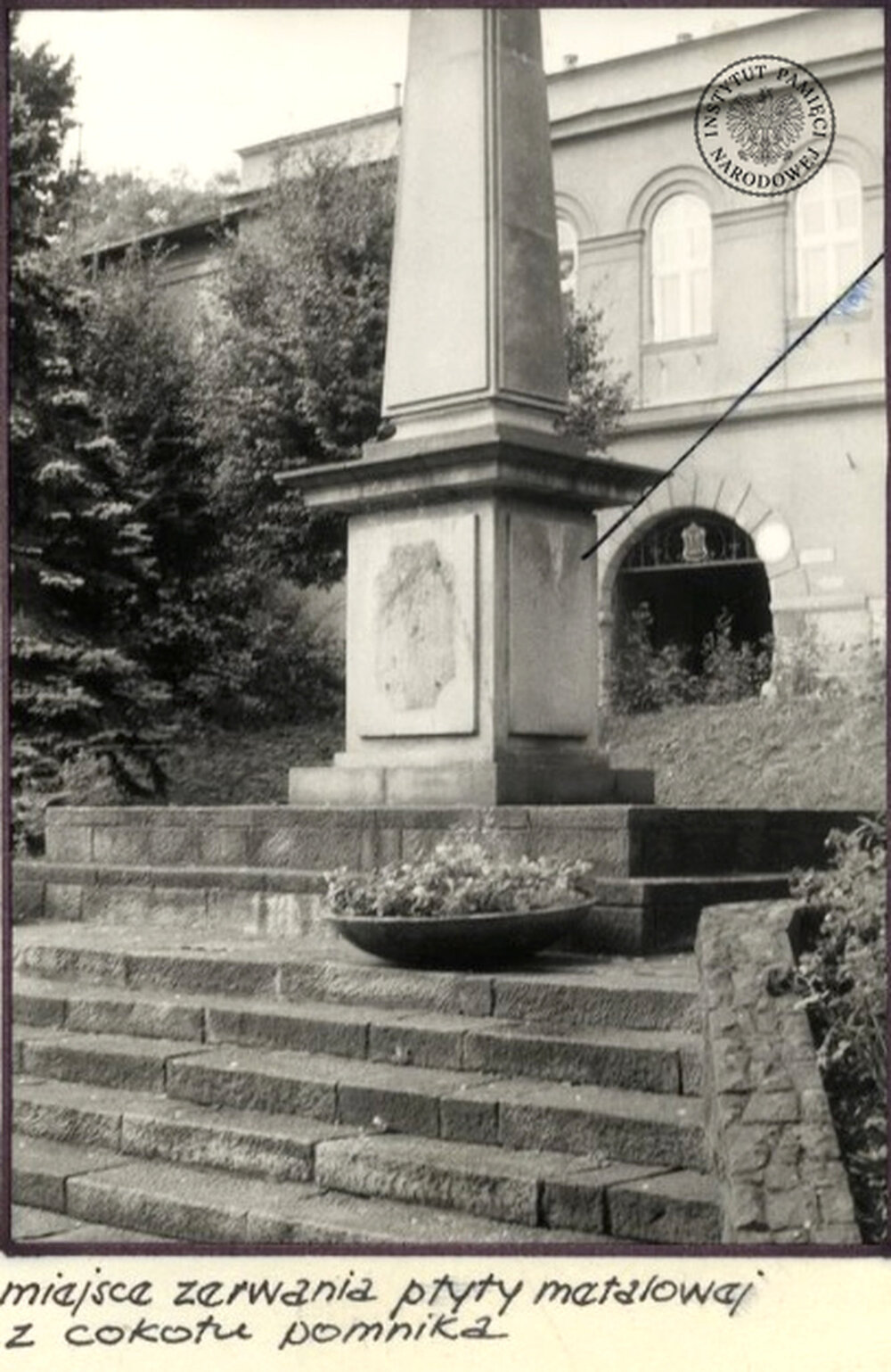 Pomnik w Cieszynie przy ul. Zamkowej, zniszczenia z września 1984 r. (IPN Ka 047/1375)