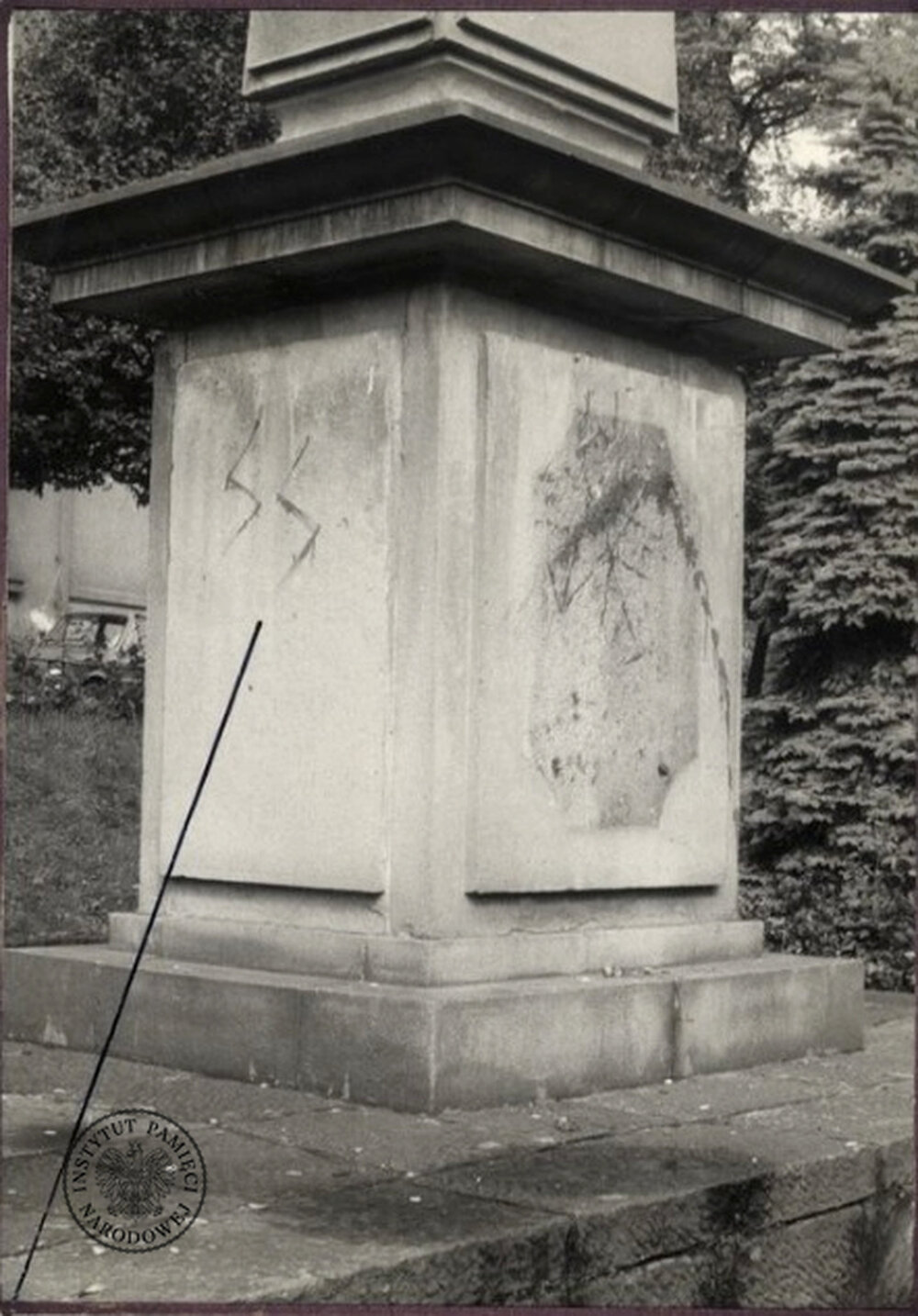 Pomnik w Cieszynie przy ul. Zamkowej, zniszczenia z września 1984 r. (IPN Ka 047/1375)