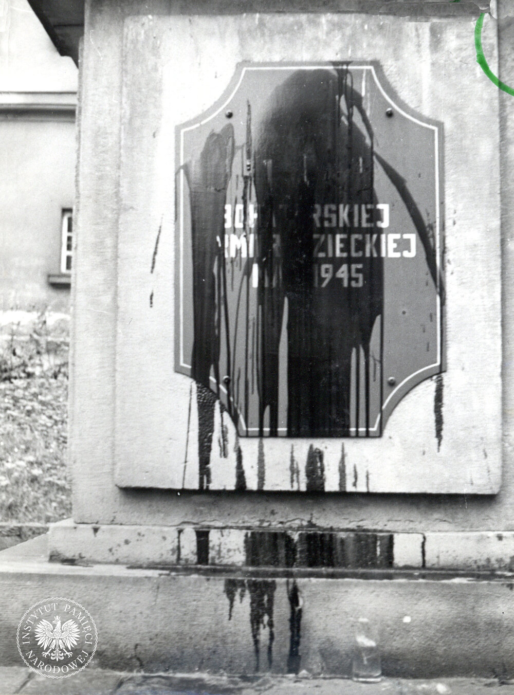 Pomnik w Cieszynie przy ul. Zamkowej, zniszczenia z czerwca 1985 r. (IPN Ka 725/1)