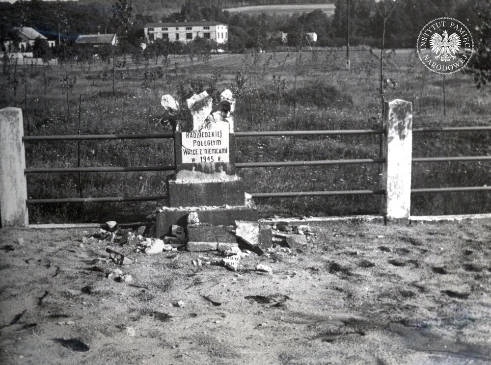 Pomnik w Dobieszowicach, kolonia Niebyła, sierpień 1968 r. (IPN Ka 014/487)