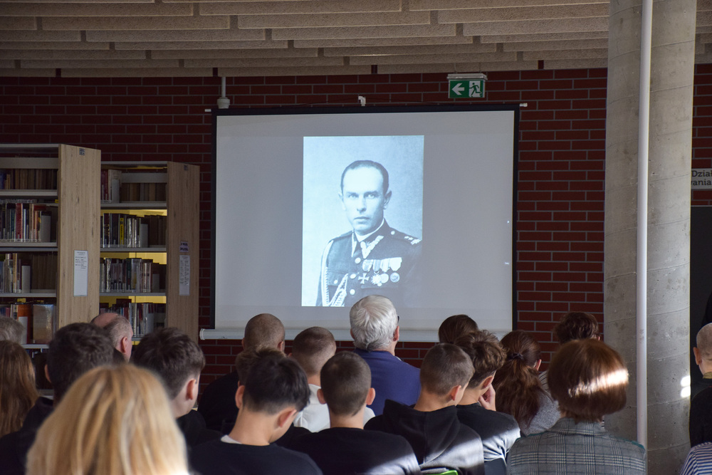 Zajęcia edukacyjne IPN w regionie częstochowskim. Fot. LUBITEKA Miejsko-Powiatowa Biblioteka Publiczna im. Józefa Lompy w Lublińcu