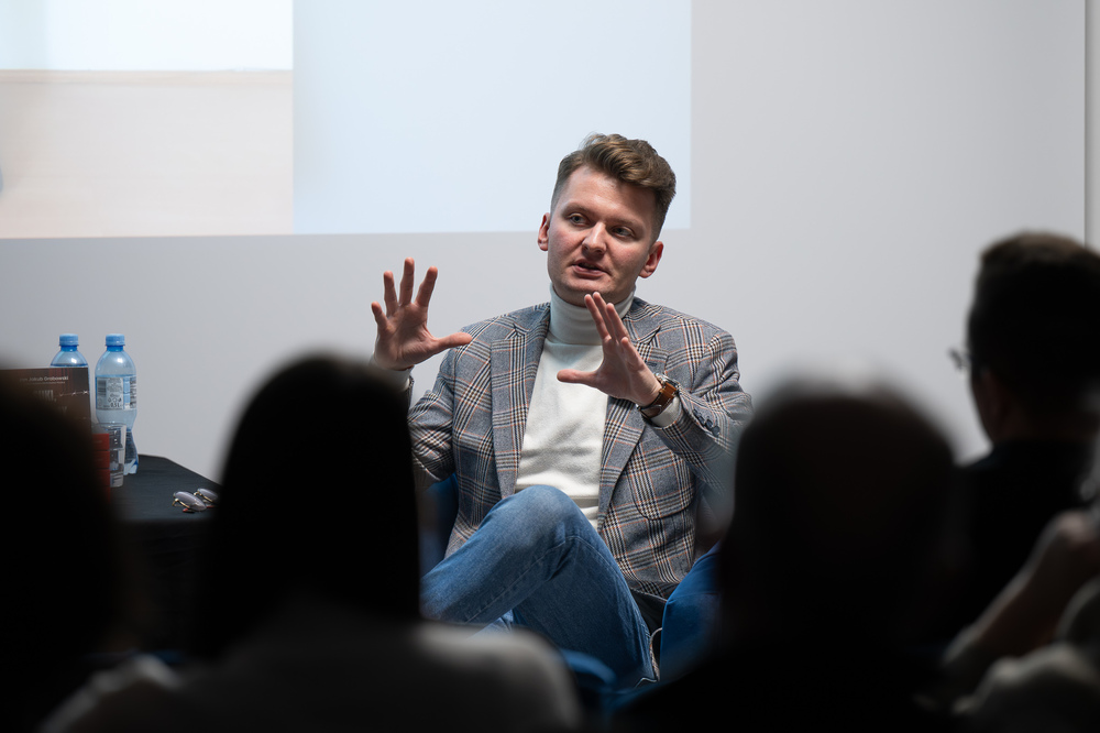 Spotkanie z Janem Jakubem Grabowskim, autorem książki „Suki, wiedźmy i bestie. Historie nadzorczyń z niemieckich obozów koncentracyjnych”. Fot.: IPN Krzysztof Łojko