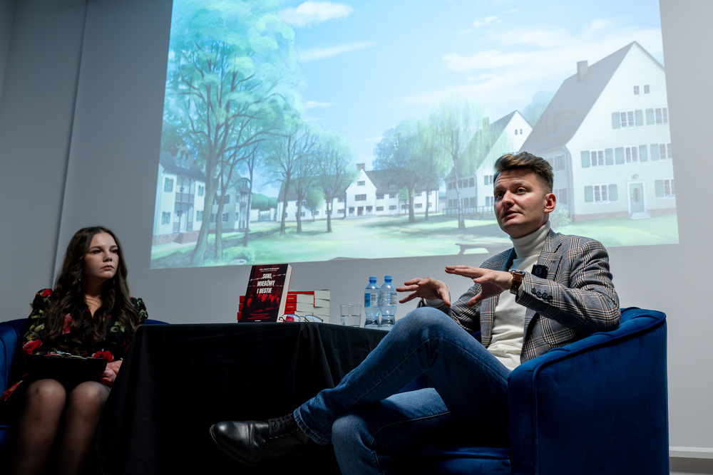 Spotkanie z Janem Jakubem Grabowskim, autorem książki „Suki, wiedźmy i bestie. Historie nadzorczyń z niemieckich obozów koncentracyjnych”. Fot.: IPN Krzysztof Łojko
