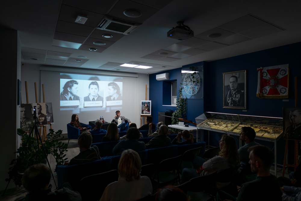 Spotkanie z Janem Jakubem Grabowskim, autorem książki „Suki, wiedźmy i bestie. Historie nadzorczyń z niemieckich obozów koncentracyjnych”. Fot.: IPN Krzysztof Łojko