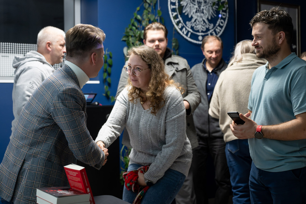 Spotkanie z Janem Jakubem Grabowskim, autorem książki „Suki, wiedźmy i bestie. Historie nadzorczyń z niemieckich obozów koncentracyjnych”. Fot.: IPN Krzysztof Łojko