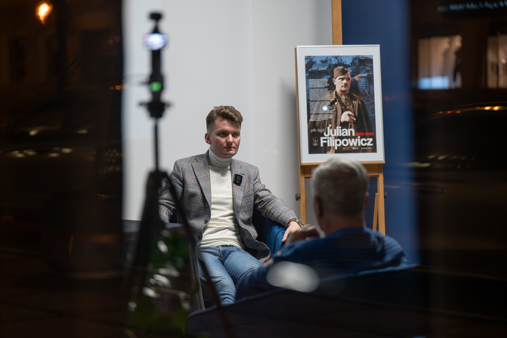 Spotkanie z Janem Jakubem Grabowskim, autorem książki „Suki, wiedźmy i bestie. Historie nadzorczyń z niemieckich obozów koncentracyjnych”. Fot.: IPN Krzysztof Łojko