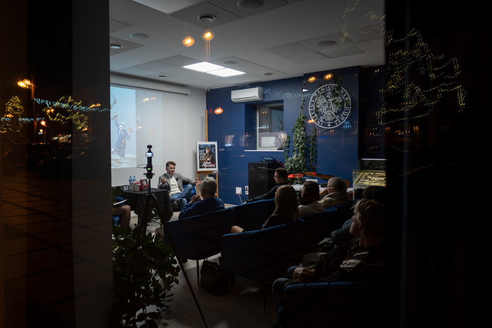 Spotkanie z Janem Jakubem Grabowskim, autorem książki „Suki, wiedźmy i bestie. Historie nadzorczyń z niemieckich obozów koncentracyjnych”. Fot.: IPN Krzysztof Łojko