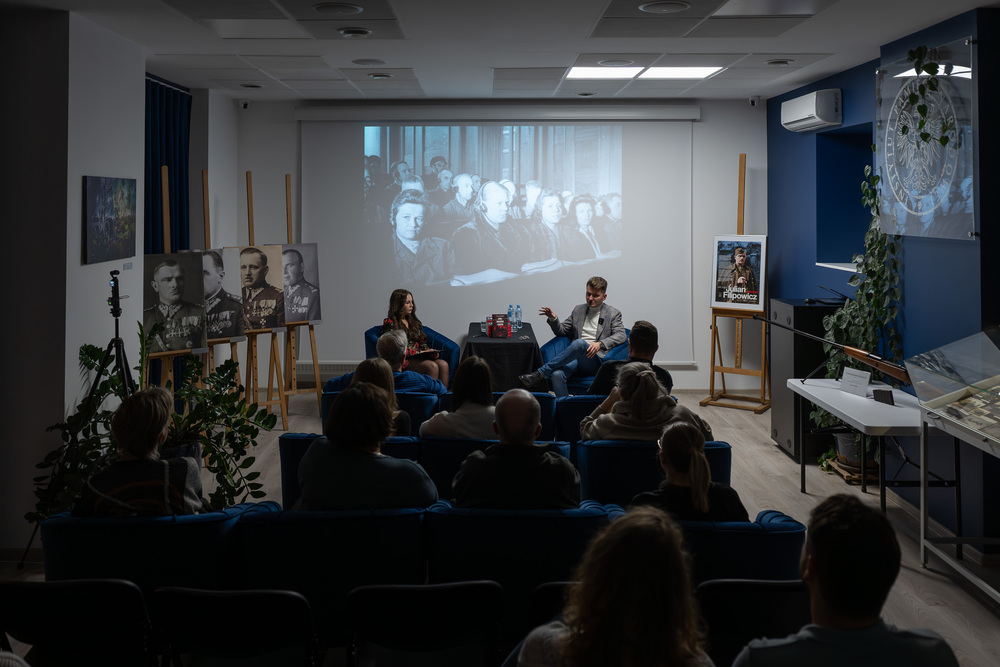 Spotkanie z Janem Jakubem Grabowskim, autorem książki „Suki, wiedźmy i bestie. Historie nadzorczyń z niemieckich obozów koncentracyjnych”. Fot.: IPN Krzysztof Łojko