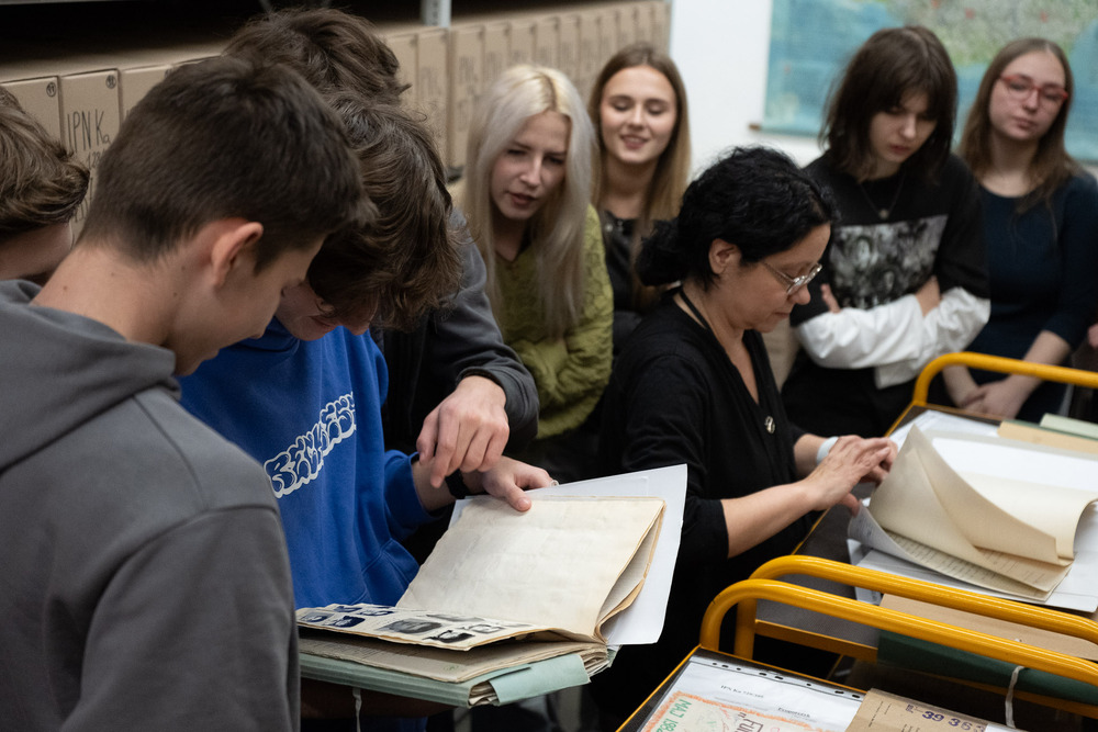 Jak magazyny akt IPN zmieniają się w żywą lekcję historii dla uczniów? Zajęcia "Co kryją Archiwa IPN?". Fot.: IPN Krzysztof Łojko