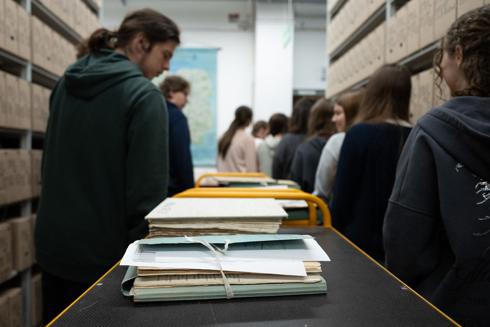 Jak magazyny akt IPN zmieniają się w żywą lekcję historii dla uczniów? Zajęcia "Co kryją Archiwa IPN?". Fot.: IPN Krzysztof Łojko