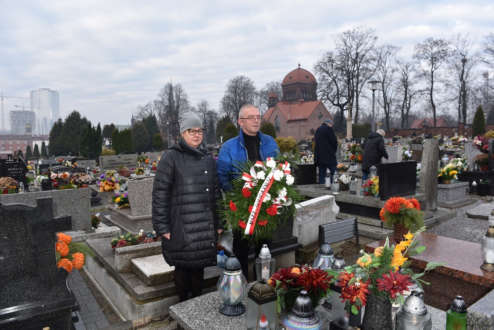 W 11. rocznicę śmierci Kaziemierza Świtonia delegacja NSZZ „Solidarność“ IPN złożyła kwiaty na grobie opozycjonisty.