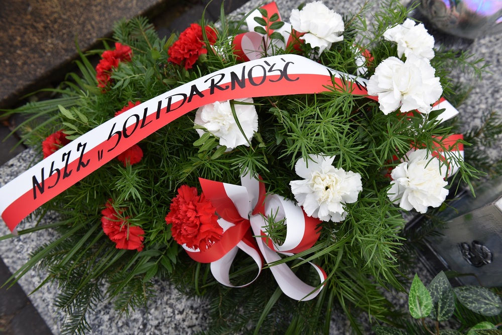 W 11. rocznicę śmierci Kaziemierza Świtonia delegacja NSZZ „Solidarność“ IPN złożyła kwiaty na grobie opozycjonisty.