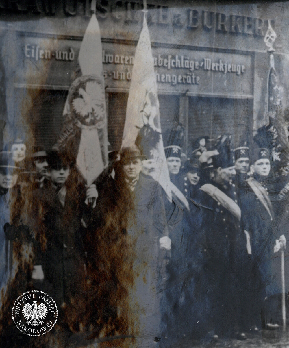 Fotografia wykonana prawdopodobnie pod koniec stycznia 1945 r., kiedy do Katowic przybyła grupa działaczy wyznaczonych przez Rząd Tymczasowy do objęcia administracji Górnego Śląska. Sklep z wyrobami żelaznymi, narzędziami i artykułami gospodarstwa domowego Krawutschkego i Burkerta znajdował się przy Rynku (IPN Ka 439/38)