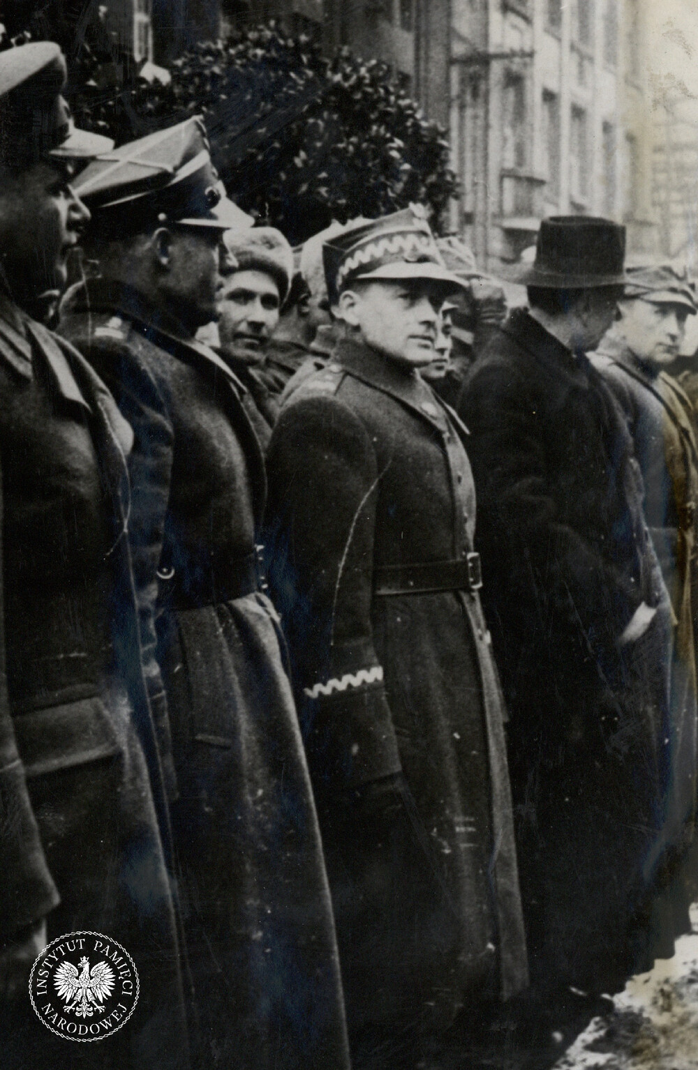 Fotografia wykonana prawdopodobnie pod koniec stycznia 1945 r., kiedy do Katowic przybyła grupa działaczy wyznaczonych przez Rząd Tymczasowy do objęcia administracji Górnego Śląska. Mężczyzna w centrum zdjęcia to gen. Aleksander Zawadzki, pełnomocnik Rządu Tymczasowego na Śląsk (IPN Ka 439/38)