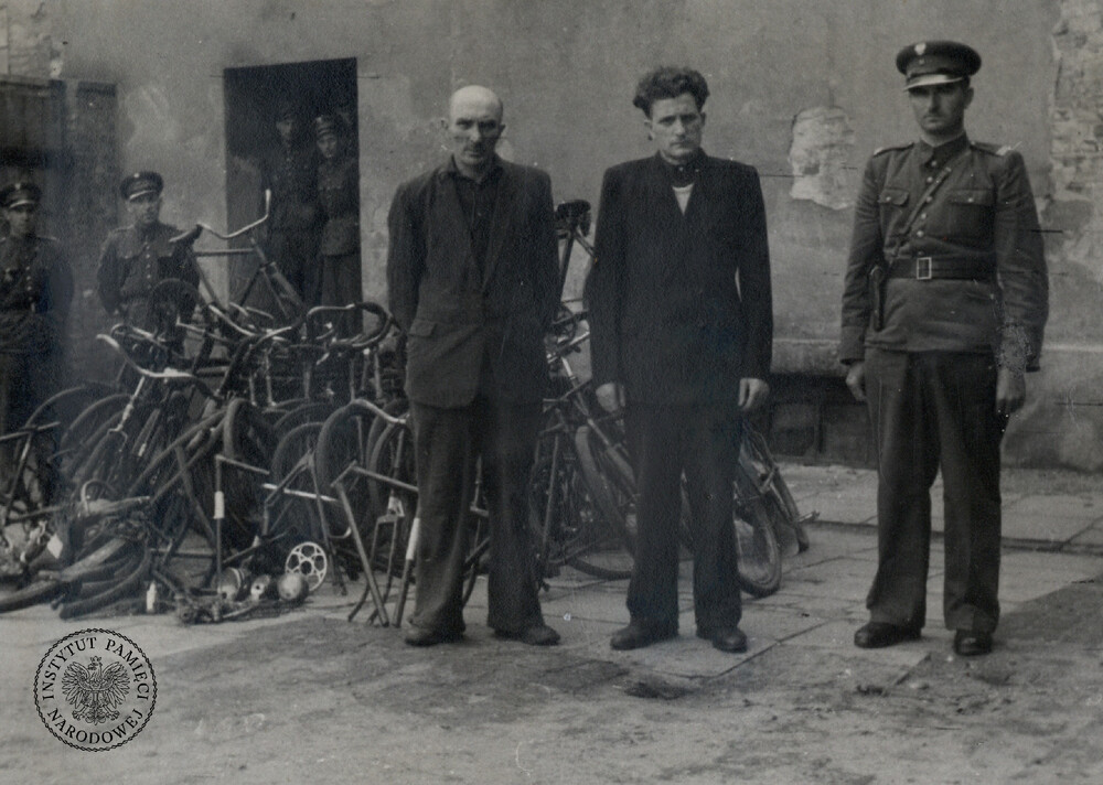 Fotografia nie jest opisana, ale przedstawia prawdopodobnie schwytanych przestępców (IPN Ka 439/38)
