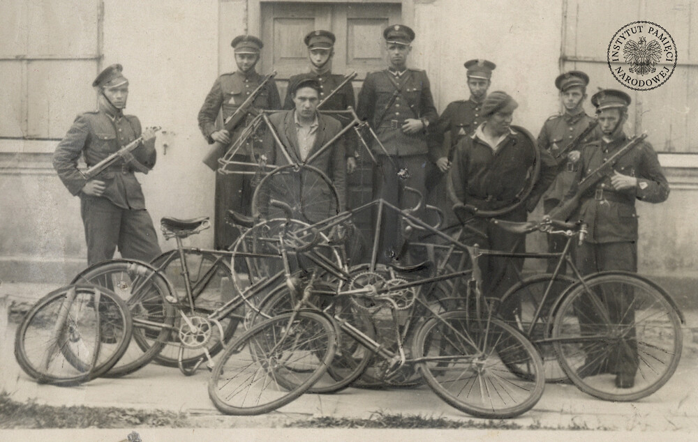 Fotografia nie jest opisana, ale przedstawia prawdopodobnie schwytanych przestępców (IPN Ka 439/38)