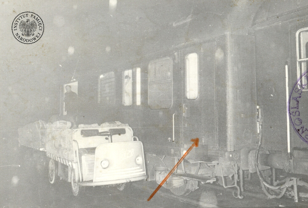 Wagon pocztowy i znajdująca się w nim skrytka, w której w marcu 1977 r. uciekali dwaj mężczyźni, schwytani na granicy czechosłowacko-austriackiej (IPN Ka 035/1271)