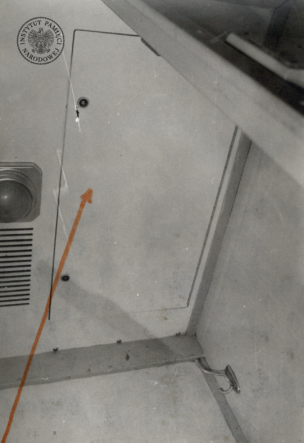 Wagon pocztowy i znajdująca się w nim skrytka, w której w marcu 1977 r. uciekali dwaj mężczyźni, schwytani na granicy czechosłowacko-austriackiej (IPN Ka 035/1271)