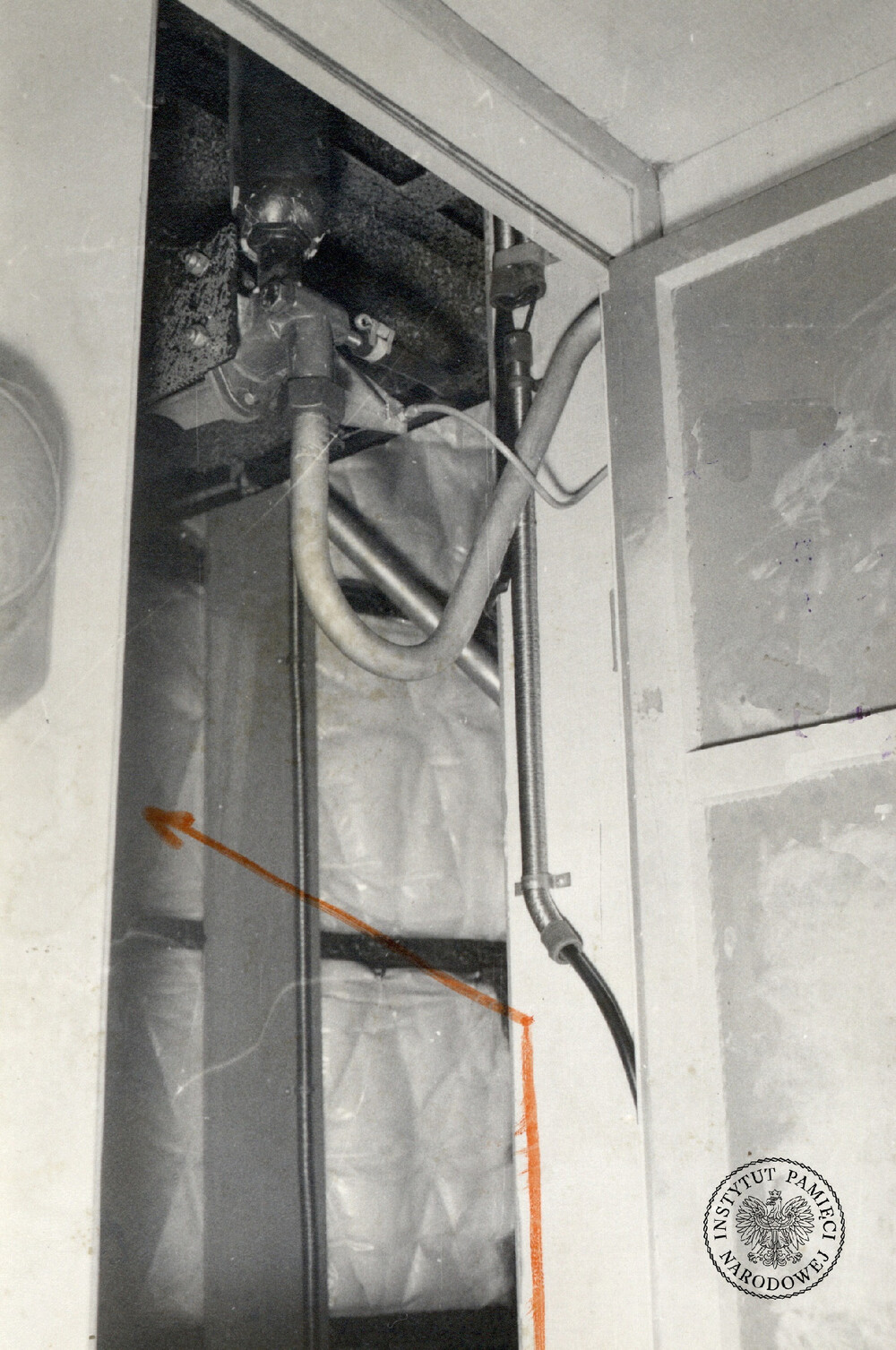 Wagon pocztowy i znajdująca się w nim skrytka, w której w marcu 1977 r. uciekali dwaj mężczyźni, schwytani na granicy czechosłowacko-austriackiej (IPN Ka 035/1271)