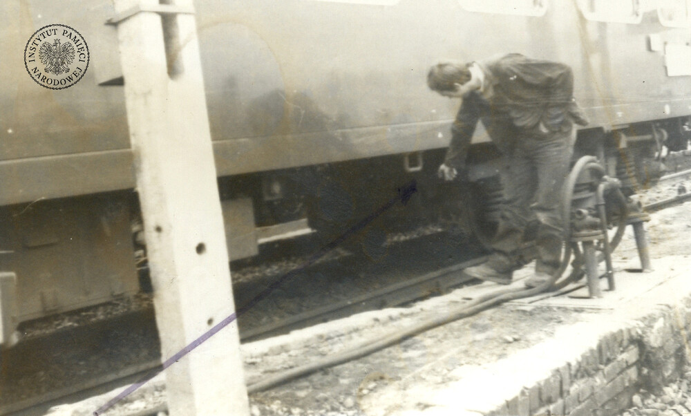 Wizja lokalna z udziałem mężczyzny, który w 1985 r. wielokrotnie przekroczył granicę między elementami podwozia pociągu (IPN Ka 035/1692)