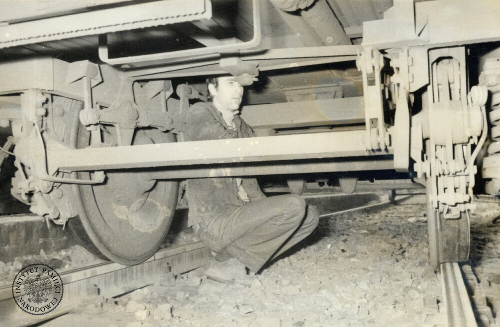 Wizja lokalna z udziałem mężczyzny, który w 1985 r. wielokrotnie przekroczył granicę między elementami podwozia pociągu (IPN Ka 035/1692)