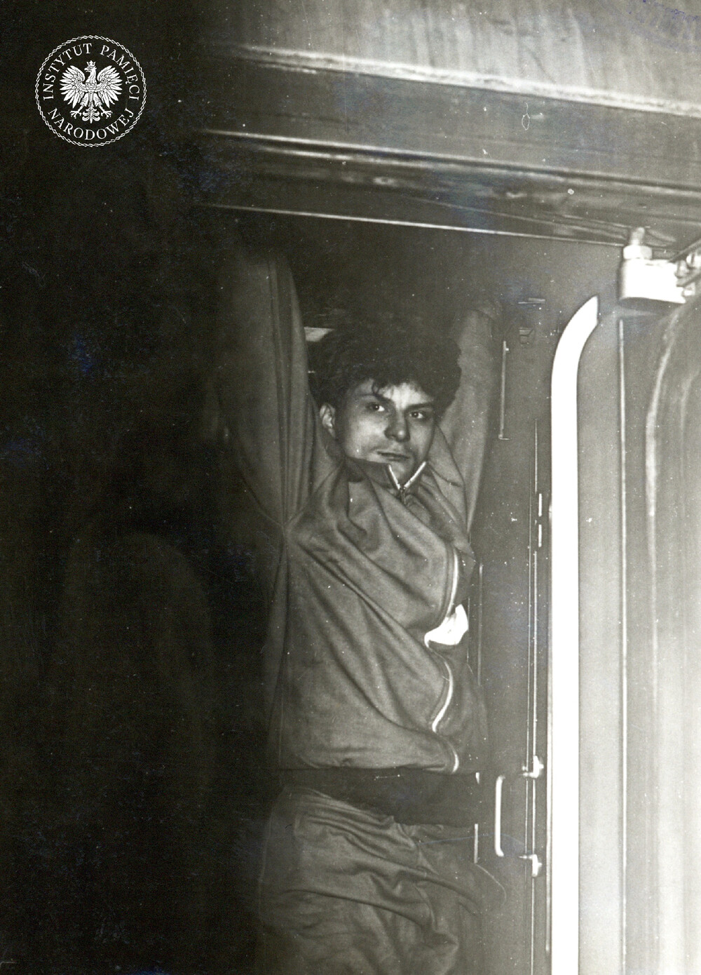 Uciekinierzy w skrytce sufitowej, złapani w Zgorzelcu w 1989 r. (IPN Ka 035/1887)