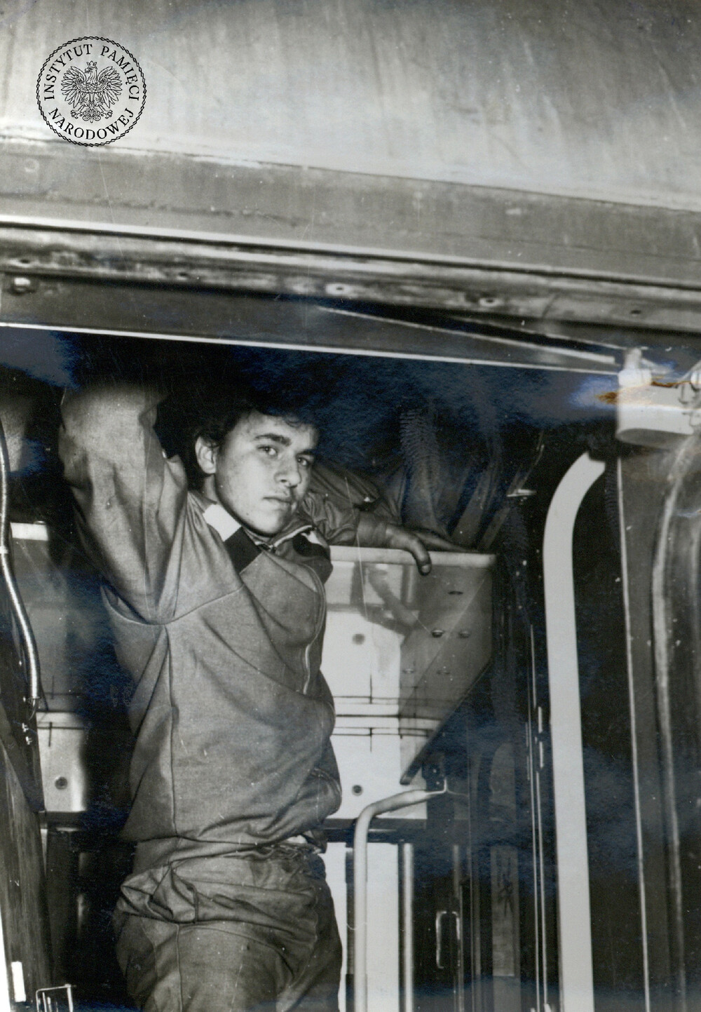 Uciekinierzy w skrytce sufitowej, złapani w Zgorzelcu w 1989 r. (IPN Ka 035/1887)