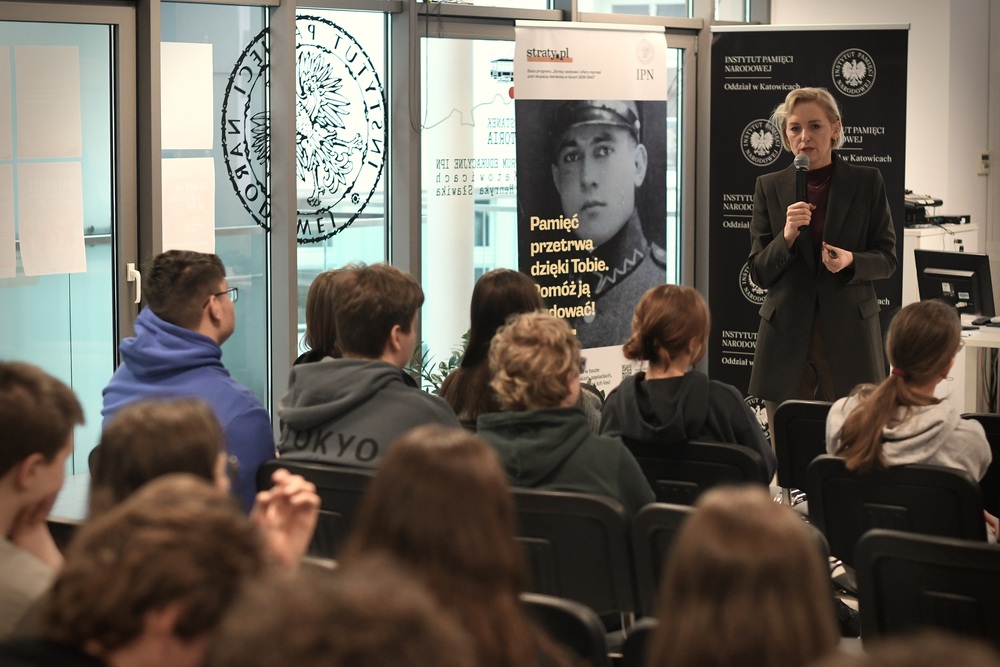 Spotkanie w ramach projektu edukacyjnego „Łączka i inne miejsca poszukiwań". Fot. Adam Kondracki/IPN