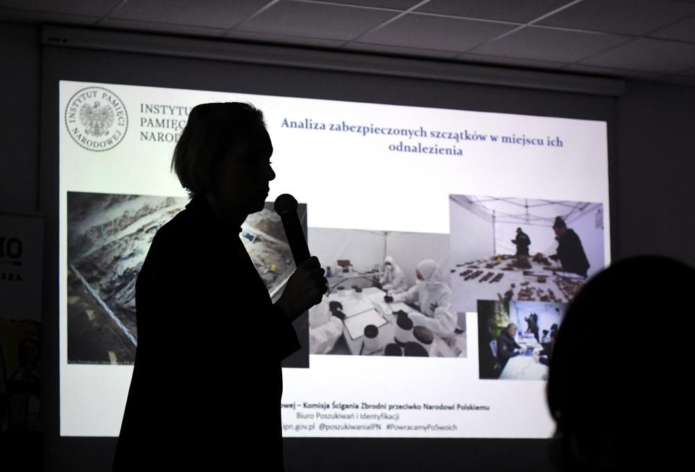 Spotkanie w ramach projektu edukacyjnego „Łączka i inne miejsca poszukiwań". Fot. Adam Kondracki/IPN