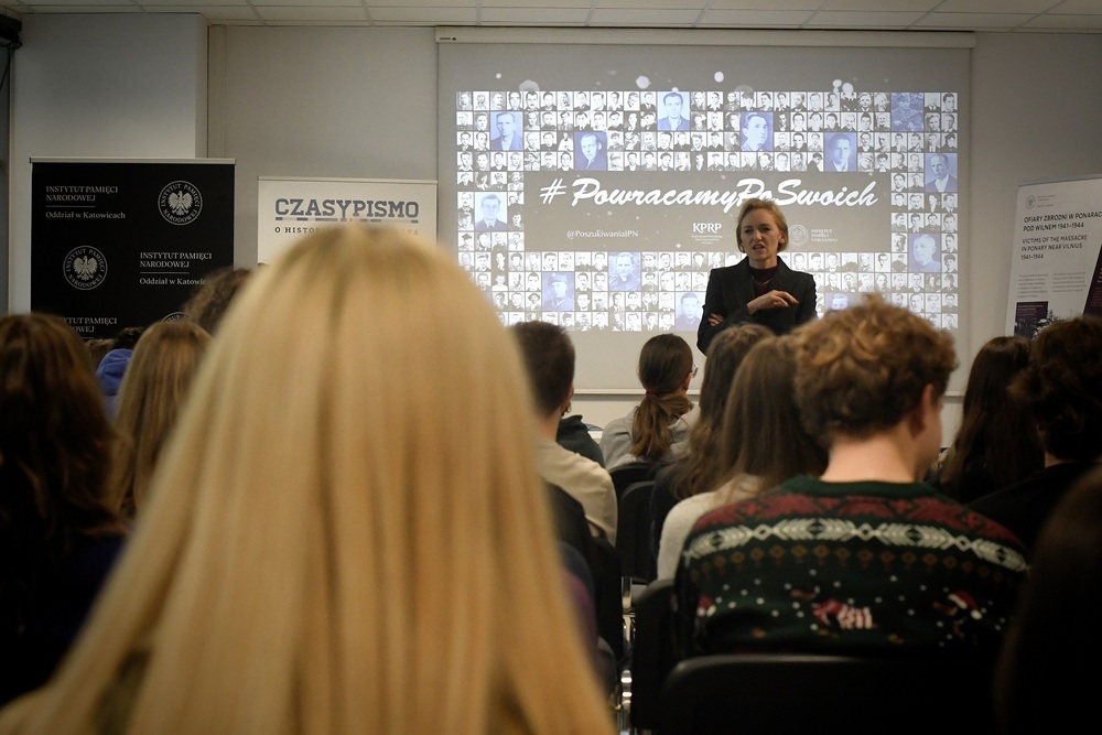 Spotkanie w ramach projektu edukacyjnego „Łączka i inne miejsca poszukiwań". Fot. Adam Kondracki/IPN