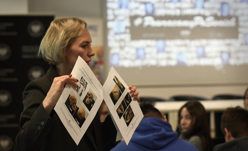 Spotkanie w ramach projektu edukacyjnego „Łączka i inne miejsca poszukiwań". Fot. Adam Kondracki/IPN